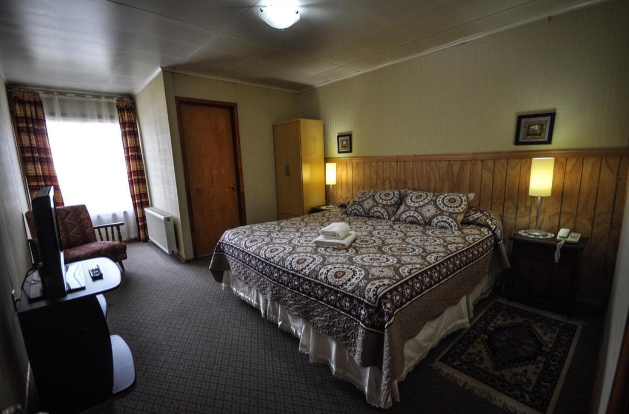 Hostal Los Pinos ปวยร์โตนาตาเลส ภายนอก รูปภาพ
