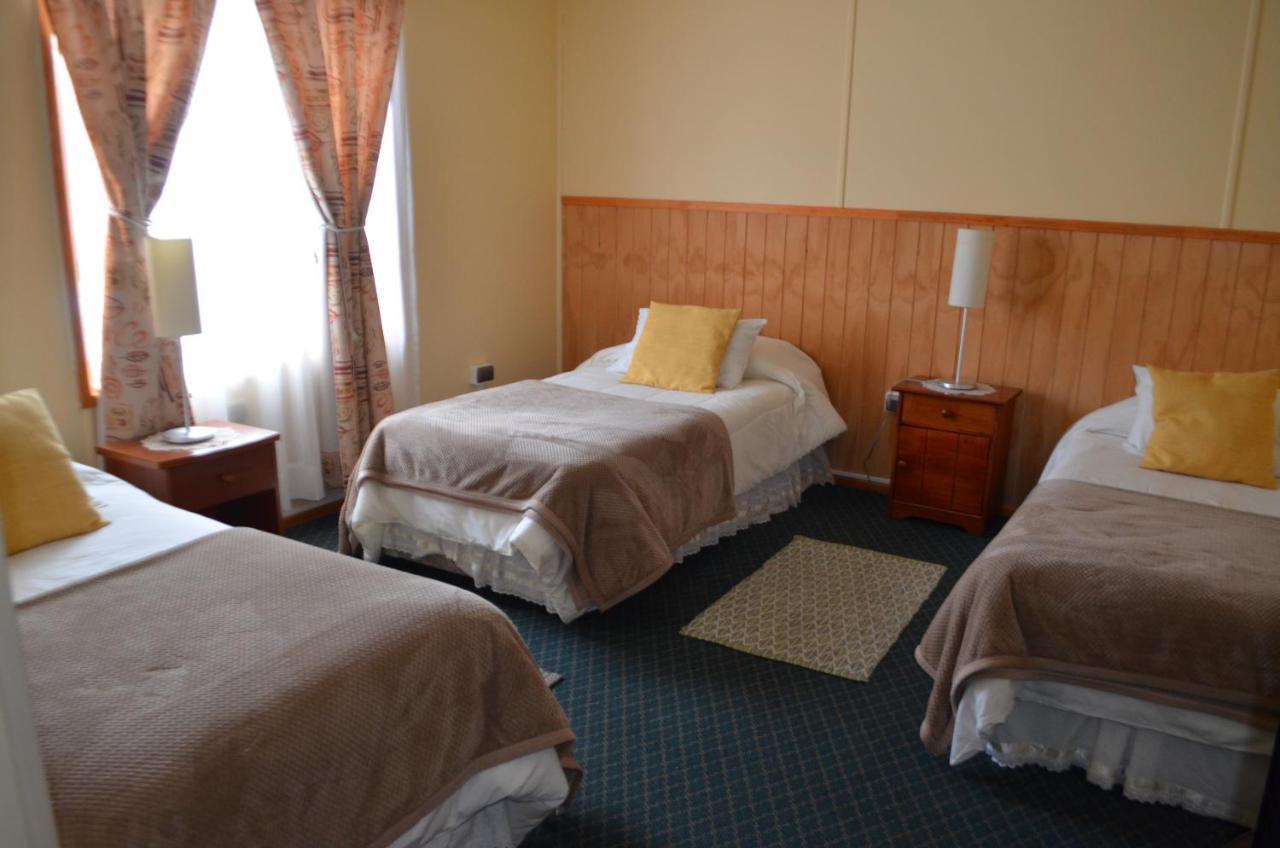 Hostal Los Pinos ปวยร์โตนาตาเลส ภายนอก รูปภาพ