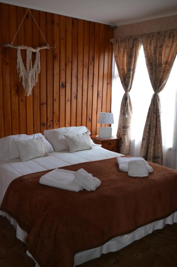Hostal Los Pinos ปวยร์โตนาตาเลส ภายนอก รูปภาพ