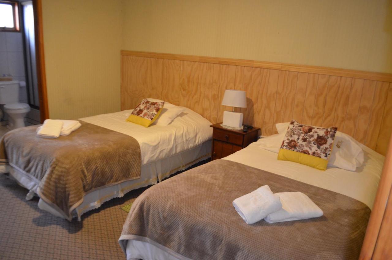 Hostal Los Pinos ปวยร์โตนาตาเลส ภายนอก รูปภาพ