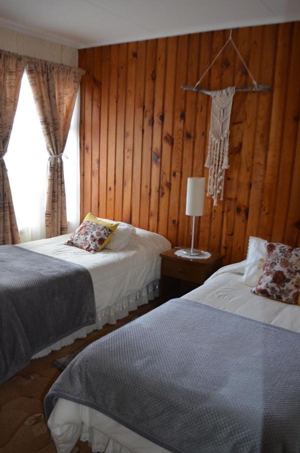 Hostal Los Pinos ปวยร์โตนาตาเลส ภายนอก รูปภาพ