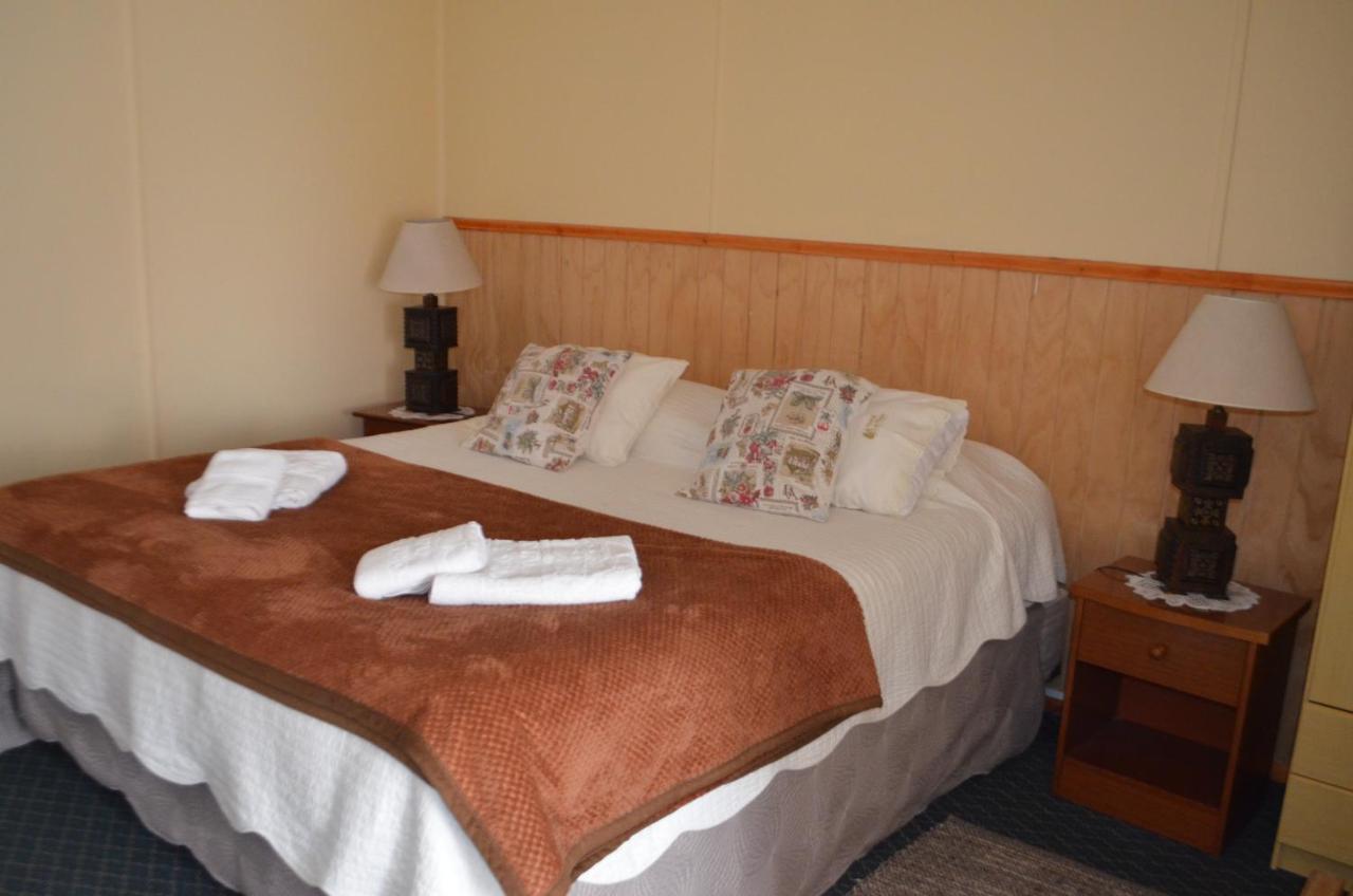 Hostal Los Pinos ปวยร์โตนาตาเลส ภายนอก รูปภาพ