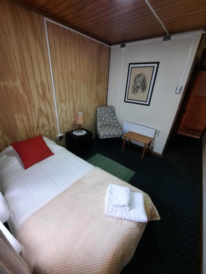 Hostal Los Pinos ปวยร์โตนาตาเลส ภายนอก รูปภาพ