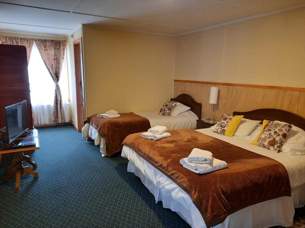 Hostal Los Pinos ปวยร์โตนาตาเลส ภายนอก รูปภาพ