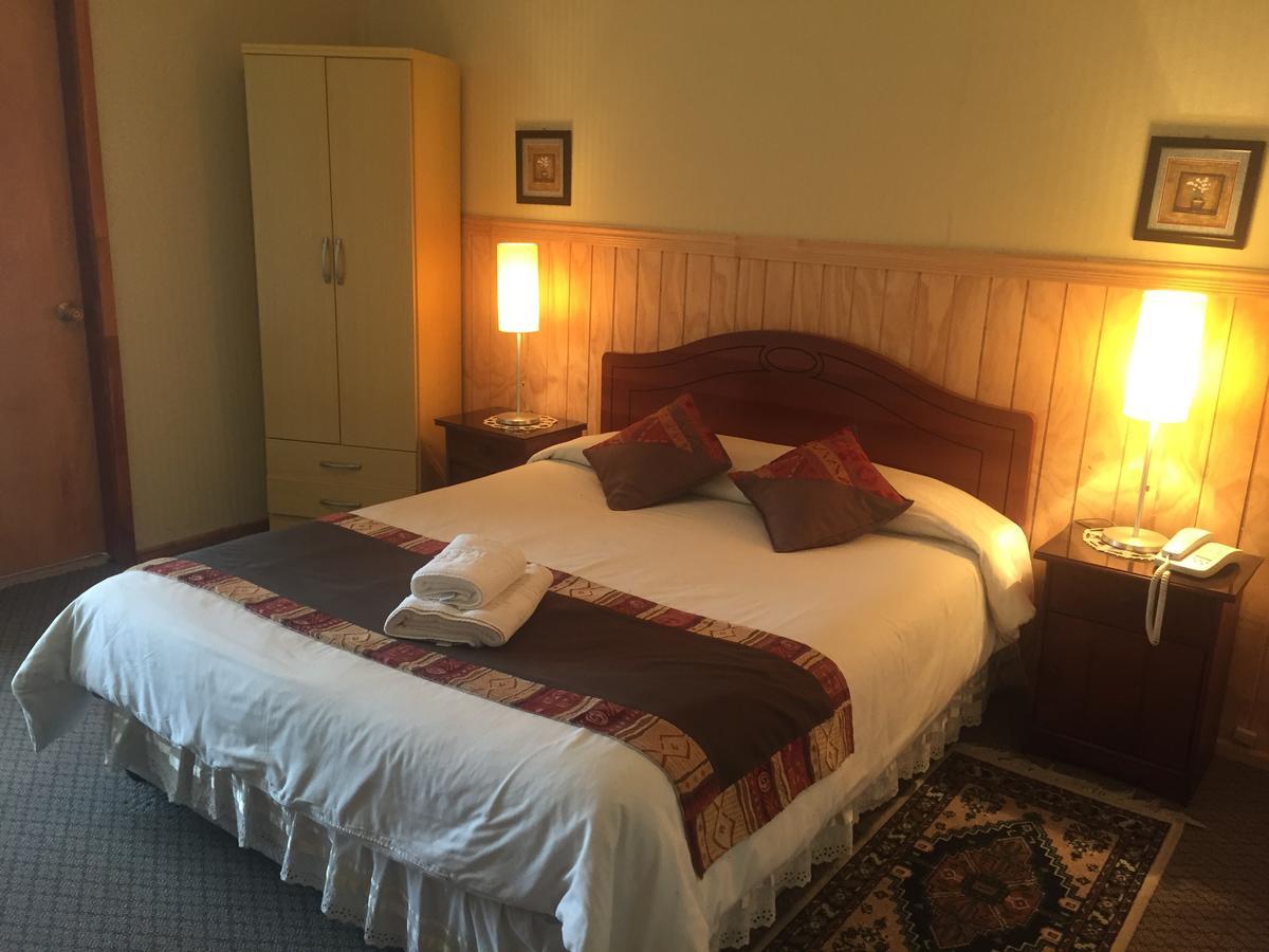 Hostal Los Pinos ปวยร์โตนาตาเลส ภายนอก รูปภาพ
