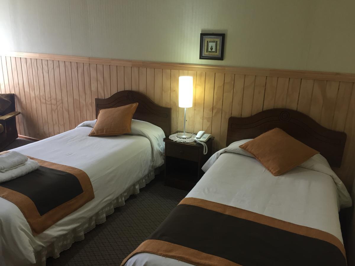 Hostal Los Pinos ปวยร์โตนาตาเลส ภายนอก รูปภาพ