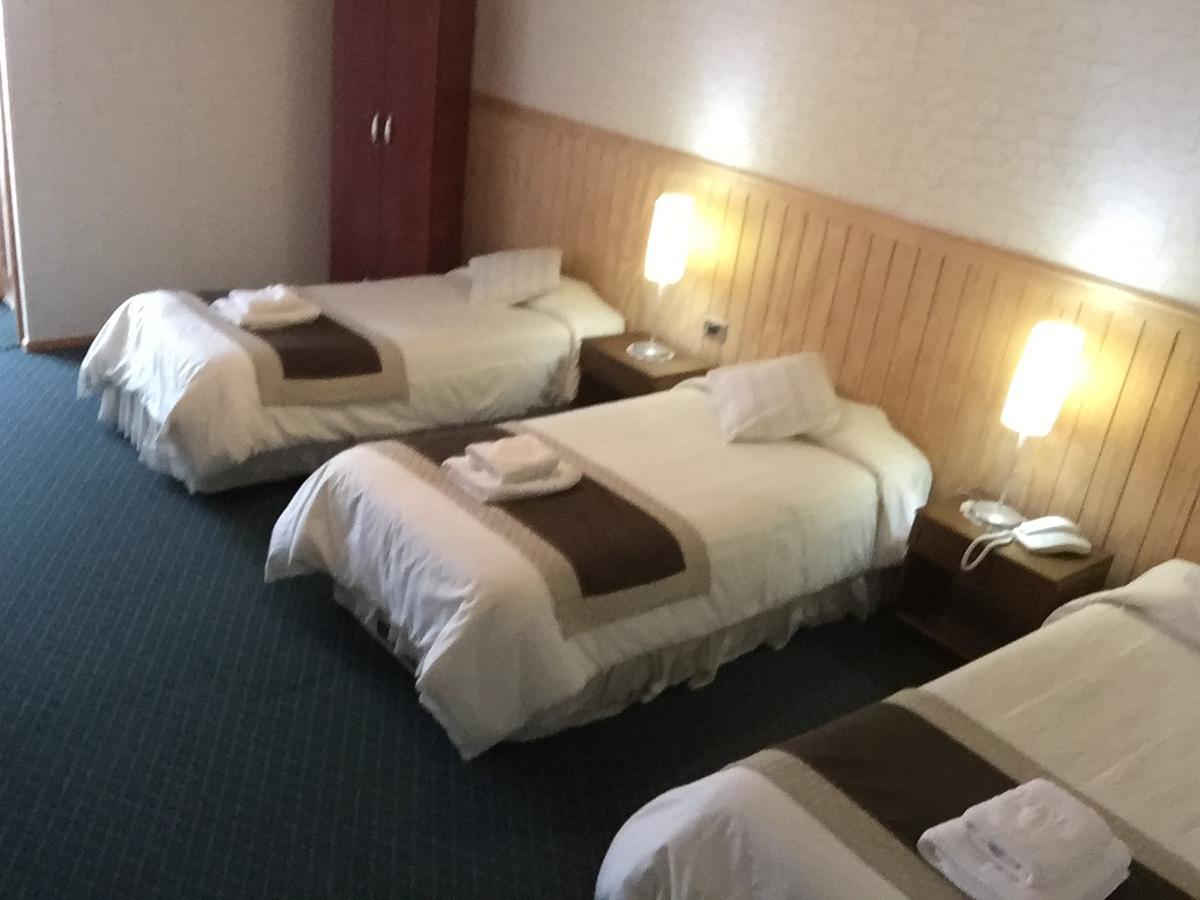 Hostal Los Pinos ปวยร์โตนาตาเลส ภายนอก รูปภาพ