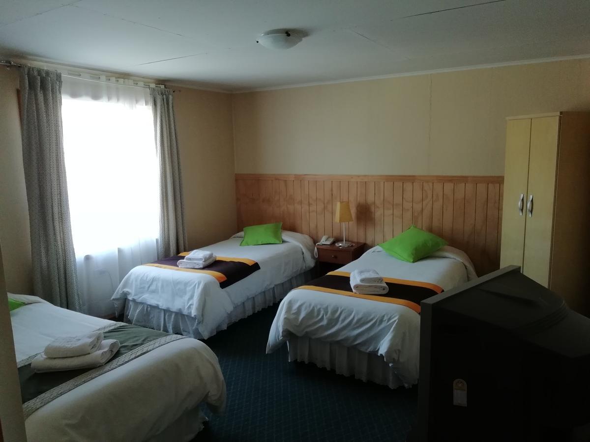 Hostal Los Pinos ปวยร์โตนาตาเลส ภายนอก รูปภาพ